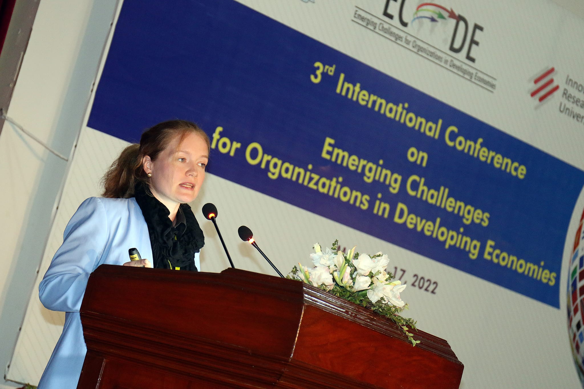Dr Barbara Stępień prezentuje wyniki swoich badań podczas międzynarodowej konferencji.